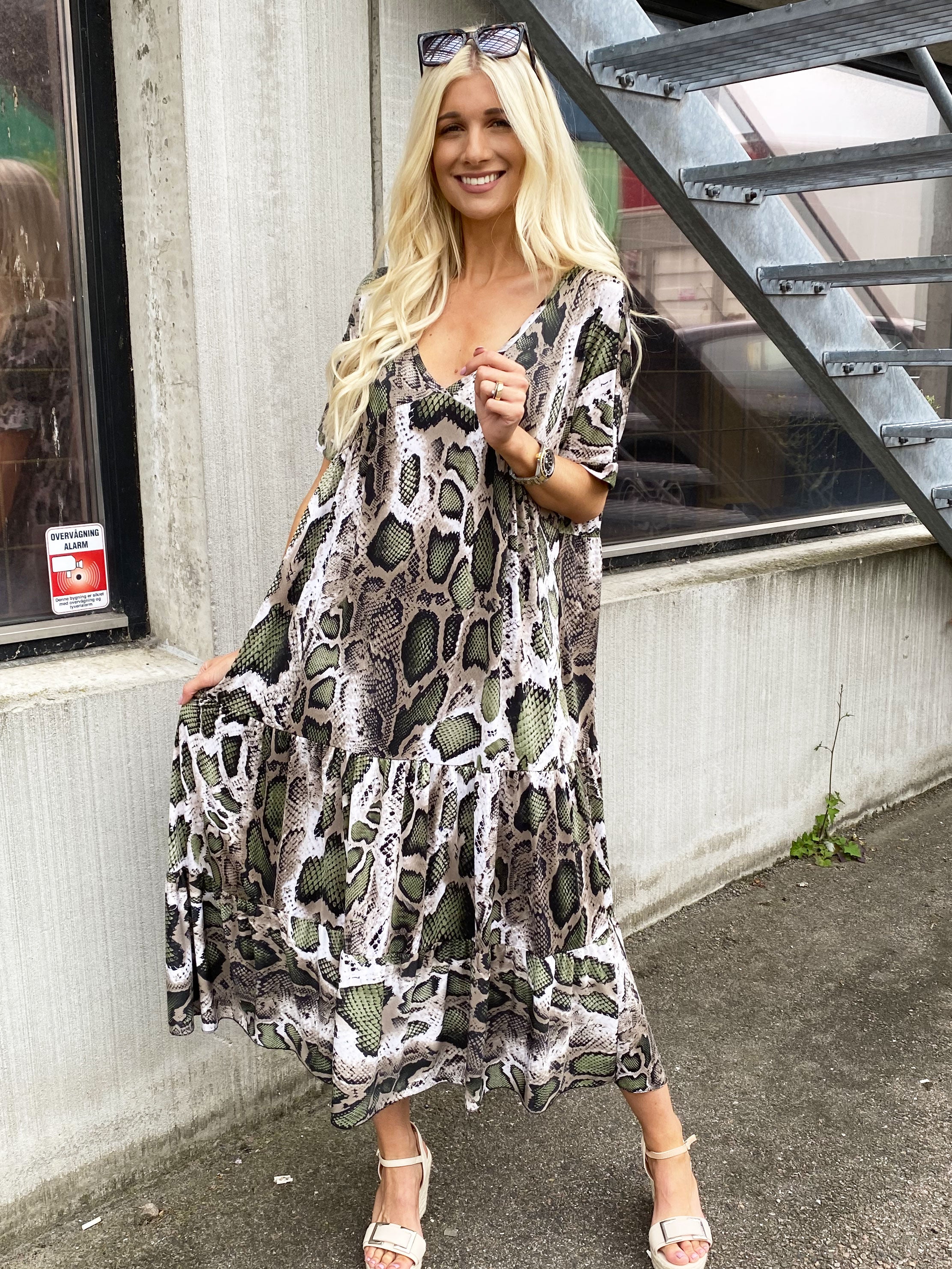 Julita - Kjole med flæsekant i bunden